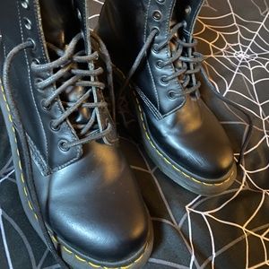 1460 WOMEN'S LACE UP BOOTS